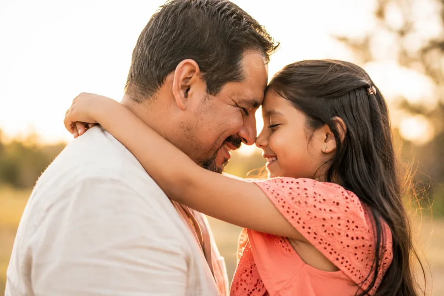 Papá y su hija compartiendo un momento especial